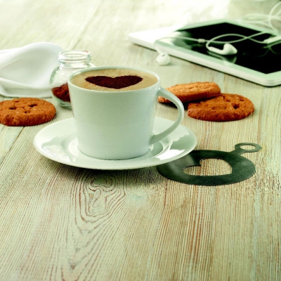 Kubek cappuccino i talerzykiem